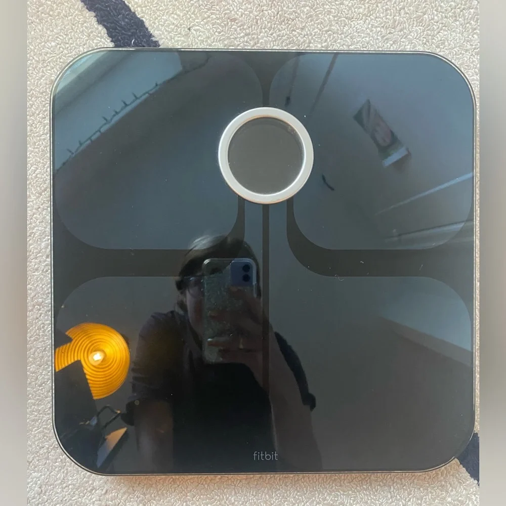 Fitbit Smart Scale - Picture 1 of 3